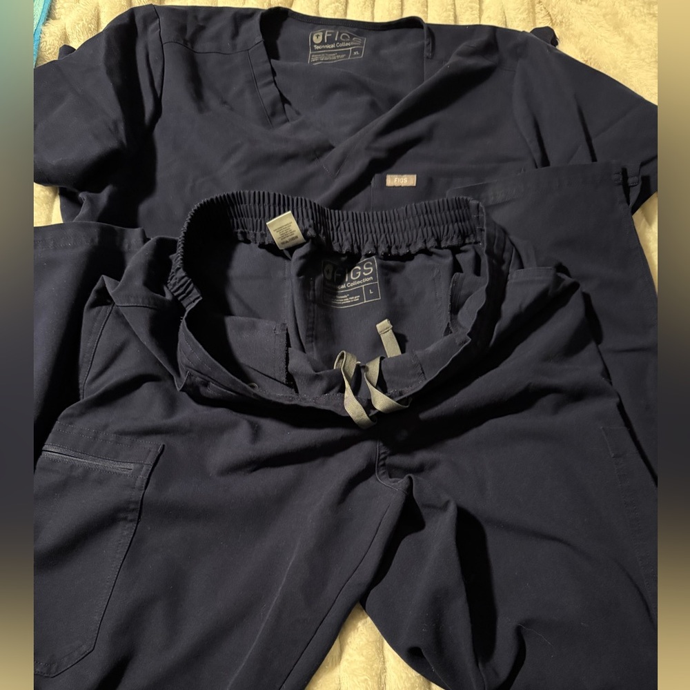 Figs Navy Women’s Scrub Set- Large Bottom, 2- XL Tops

3 items total
